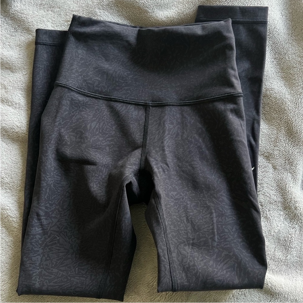 Lululemon Hawaii Island Black/Grey Wunder Train High-Rise Crop 23" Leggings - Picture 3 of 7